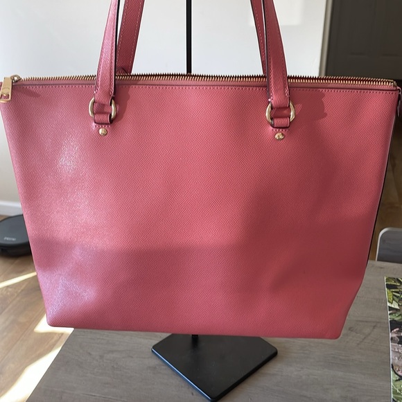 GUC - Coach Salmon Pink Tote - Picture 2 of 13